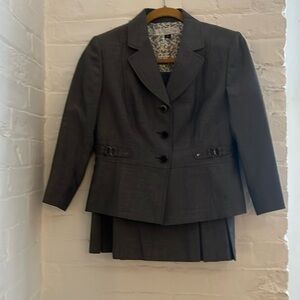 Tahari suit 6P